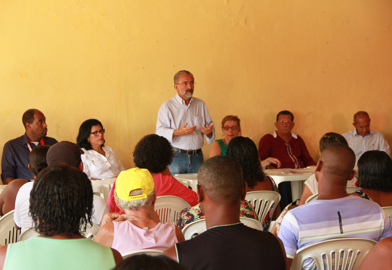 Prefeito Ademar reunido com ambulantes e barraqueiros da praia de Jauá (Foto: Adeilson Carvalho)