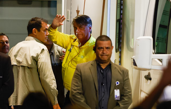 O ex-presidente Jair Bolsonaro (PL) acena a apoiadores ao chegar ao Hospital DF Star em Brasília (Foto: Wilton Junior/Estadão)