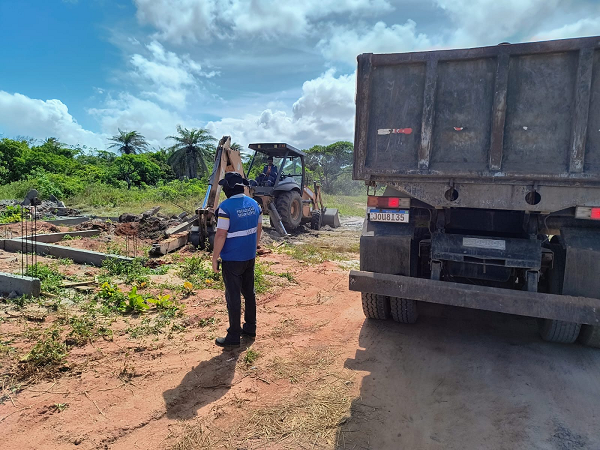 Suofis realizou a remoção de construções irregulares em uma Área de Preservação Ambiental (APA) na localidade da Caraúna (Foto: Divulgação/Ascom-PMC)