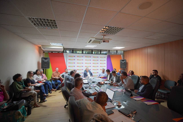 Equipe de governo do prefeito Luiz Caetano durante reunião com representantes da Missão de Segmentos Presencial do CAF – Banco de Desenvolvimento da América Latina e Caribe (Foto: Ascom/PMC)