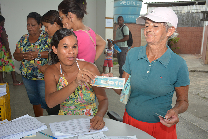 Prefeitura entrega cupom da Cesta de Páscoa na orla (Foto: Agnaldo Silva)