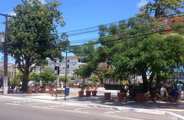 Na manhã de domingo (13), a única movimentação na praça Desembargador Montenegro foi do comércio local