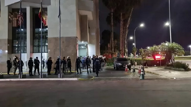 Local foi isolado e, até o momento, nenhum ato dos manifestantes foi registrado no hotel (Foto: Leonardo Martins)