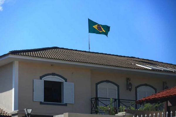 No telhado do antigo comitê, há uma bandeira do Brasil (Foto: Rafaela Felicciano/Metrópoles)