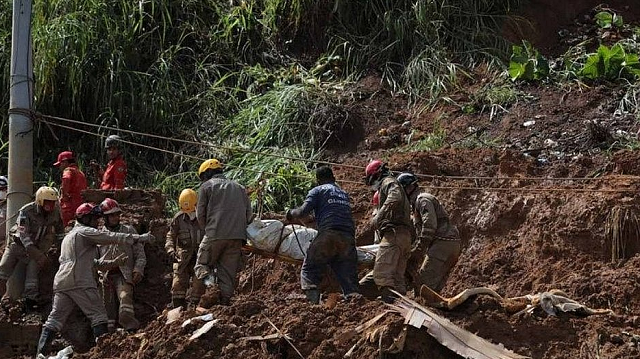 Total de desalojados, de acordo com o governo de Pernambuco, é de 335 (Foto: Bruno Campos/JC Online)