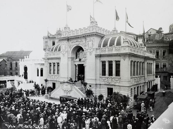 Sociedade compareceu em peso à Exposição Internacional do Centenário da Independência, em 1922, no Rio de Janeiro (foto: Augusto Malta/Instituto Moreira Salles)