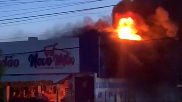 Incêndio na loja da Cascalheira da Rede Novo Mix Atacadão (Foto: Reprodução)