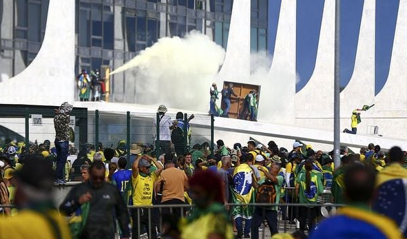 Os réus são acusados de participação direta na invasão aos prédios públicos na Praça dos Três Poderes (Foto: Agência Brasil)