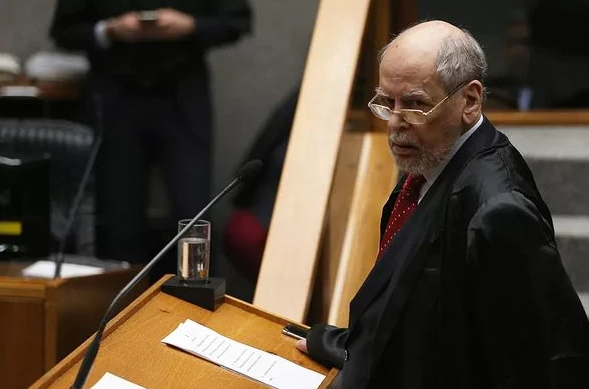 Sepúlveda Pertence durante julgamento do mérito do habeas corpus preventivo do então ex-presidente Lula (Foto: José Cruz/Agência Brasil)