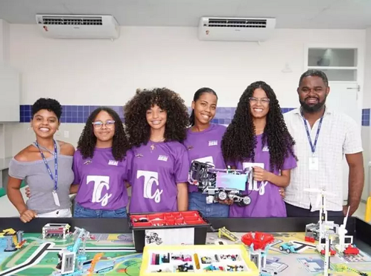A imagem mostra a equipe de robótica Tech Girls, formada por meninas negras, na cidade de Camaçari (Foto: Alma Preta)