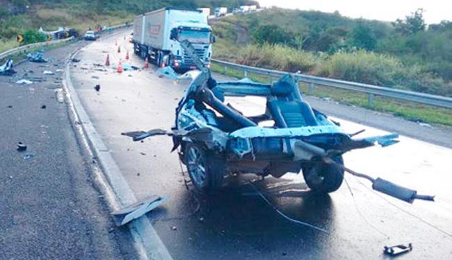 Veículo ficou completamente destruído após a batida (Foto: Reprodução | Blog do Rodrigo Ferraz)