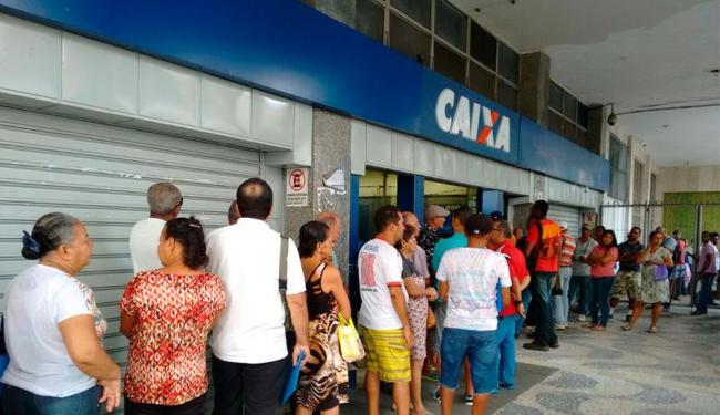 A Caixa oferece serviços essenciais, como liberação de FGTS, pagamento do PIS, aditamento do Fies e financiamento habitacional (Foto: Edilson Lima | Ag. A TARDE)