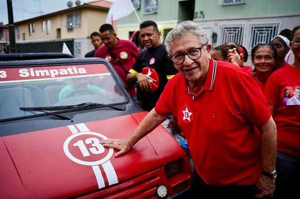 Candidato à prefeitura de Camaçari, Luiz Caetano (PT), durante caminhada (Foto: Reprodução/Instagram/@oficialcaetano)