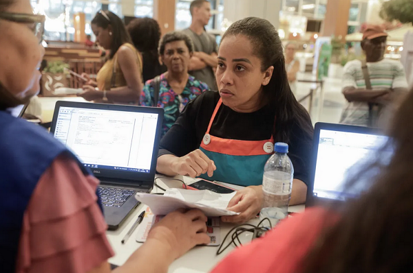 Beatriz buscou auxílio para preencher a declaração: ‘Soube da ação pelas redes sociais e decidi tirar minhas dúvida. Facilitou minha vida’ (Foto: Uendel Galter/ Ag A TARDE)