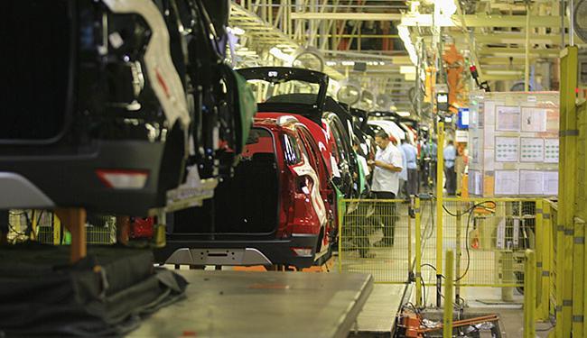 A produção, que já chegou a 220 mil veículos por ano, caiu, com a crise, para 168 mil carros/ano (Foto: Joá Souza l Ag. A TARDE)