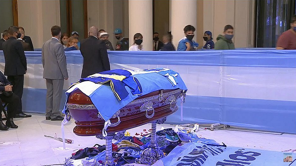 Velório de Diego Maradona foi aberto ao público às 6 horas (de Brasília) desta quinta-feira (Foto: Reprodução | GloboNews)