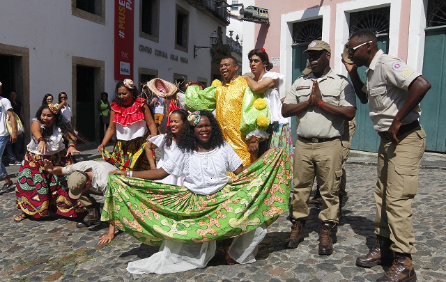 Polícia Militar anima crianças e idosos com projeto ‘Patrulha do Bem’ (Foto: Alberto Coutinho/GOVBA)