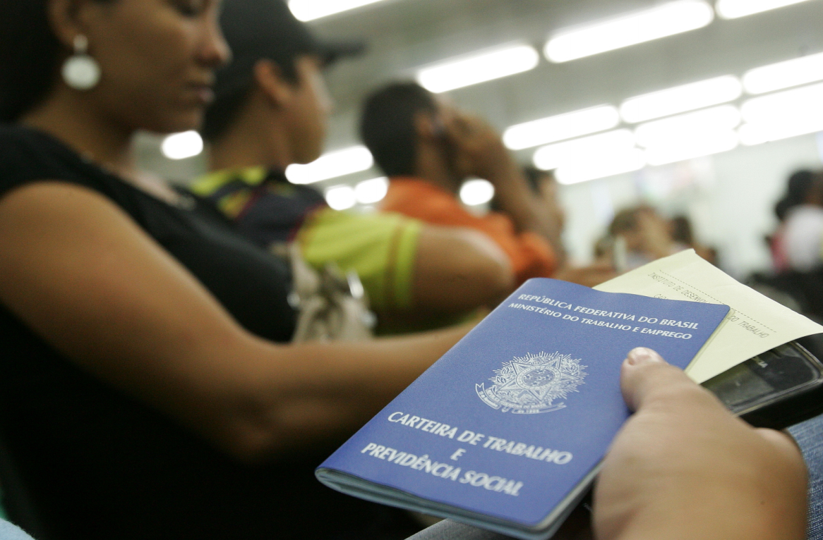 Segundo a Superintendência Regional do Trabalho e Emprego (SRTE), o motivo é a implantação da nova versão do sistema de emissão da carteiras pelo Ministério do Trabalho