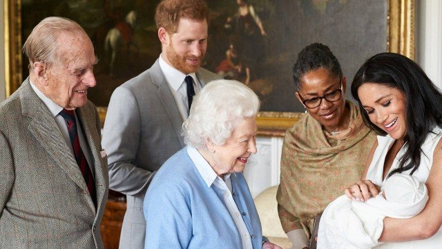 Meghan Markle mostra bebê para rainha Elizabeth II (Foto: POOL | REUTERS)
