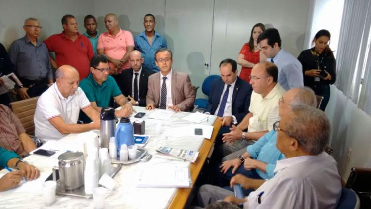 Rodoviários e empresários sentaram para negociar nesta sexta (Foto: Luciano da Matta | Ag. A TARDE)