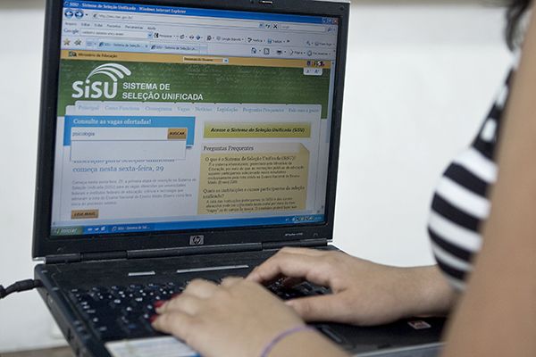 A nota é calculada diariamente com base no número de vagas disponíveis e no total de candidatos inscritos para aquele curso 
