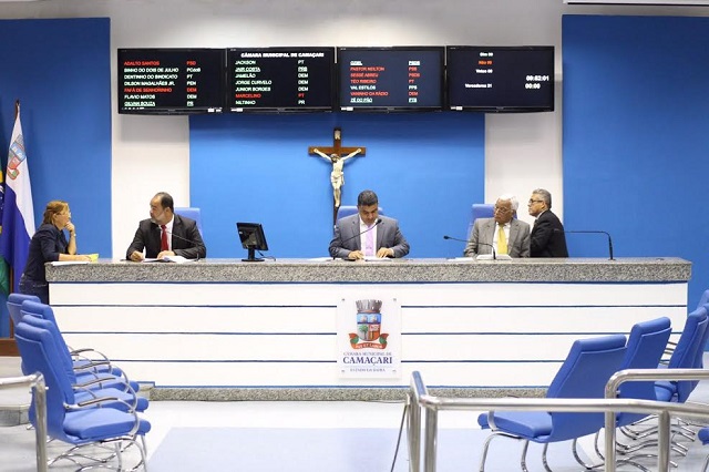 A sessão relâmpago realizada a portas fechadas aconteceu em meio à ocupação da Casa por estudantes que protestam contra o aumento da passagem de ônibus no município