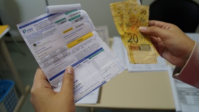 O Governo cobra o imposto em cima do valor total da conta e não apenas em cima do consumo (Foto: Ilustração)