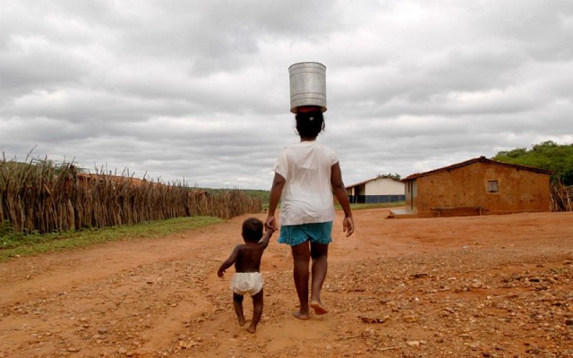 Após cinco anos seguidos de volume de chuvas abaixo da média histórica, a seca do semiárido já é considerada a maior do século. (Foto: Reprodução)