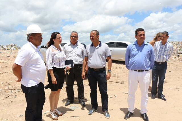 Durante a visita ao aterro o prefeito esteve acompanhado da diretora-presidente da Limpec, Janete Ferreira, do secretário de Serviços Públicos, Armando Mansur, do vereador Vaninho e do gerente de Destino Final da Limpec, Givanildo Gomes (Foto: Camaçari Fatos e Fotos)