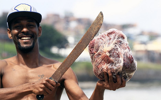 Jorge cortou vários pedaços da jubarte encalhada (Foto: Mauro Akin Nassor | CORREIO)